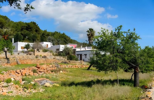 Sant Carles de Peralta Apartment | Room 'Tramontana' with Mountain View, Wi-Fi, and Air Conditioning