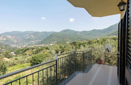 Piazza-Tralia-Pendolo Apartment | Room 'Tripla Con Vista Montagna' with Mountain View, Shared Garden and Wi-Fi
