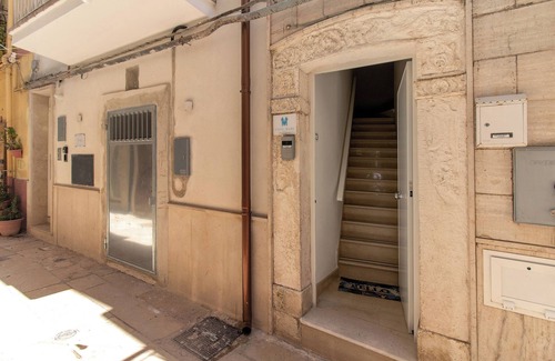 Mola di Bari Apartment | Room 'Vista Mare - Pesce' with Shared Terrace, Wi-Fi and Air Conditioning