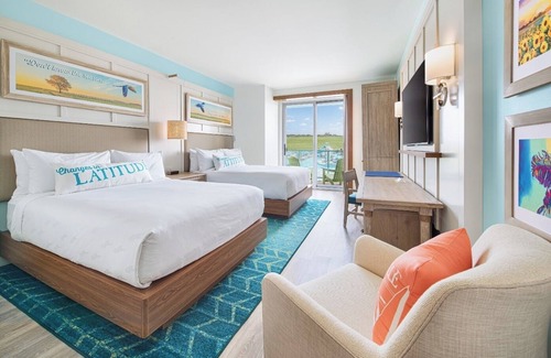 I-435 West KC-KS Hotel | Room w/Balcony Overlooking Pool – Your Tropical Escape Awaits