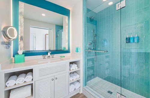 I-435 West KC-KS Hotel | Room w/Balcony Overlooking Pool – Your Tropical Escape Awaits