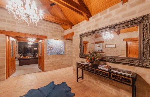 Lake Tekapo Hotel | Room with Lake and Mountain Views - Tekapo