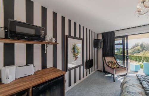 Lake Tekapo Hotel | Room with Lake and Mountain Views - Tekapo