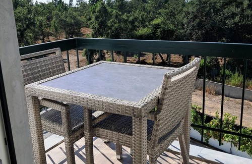 Castelo Apartment | Room with private bathroom and balcony with nature view in Casa das Vinhas, Sesimbra