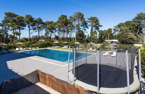 Castelo Apartment | Room with private bathroom and balcony with pool view at Casa das Vinhas in Sesimbra