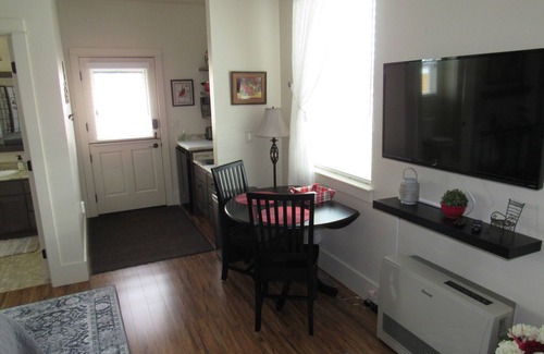 Grantsdale Apartment | Room With Private Entrance & Private Bathroom & W/D
