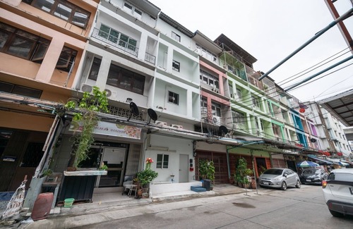 Phra Khanong House | Roombix CityHouse -CozyHouse Near Bts for 12 ppl - RB4
