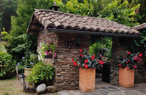 Saumane Apartment | Rooms with shared terrace, shared garden and Wi-Fi