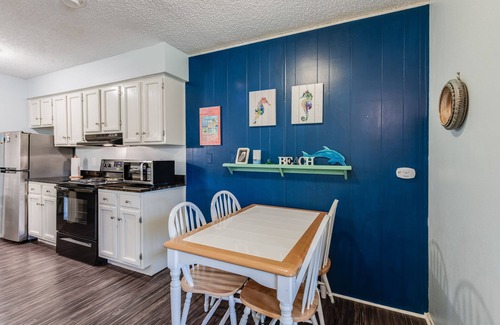 Port Aransas Condo | Roomy 1 BDRM Large Pool w/a Private Courtyard and a 5 Min Walk to the Beach