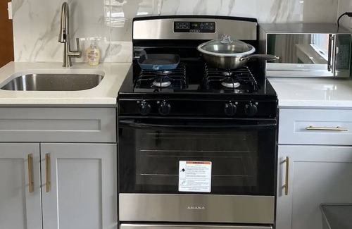 Port Chester Apartment | Roomy Entire 2 Bed-room Apartment ~ 1 min to Train for NYC