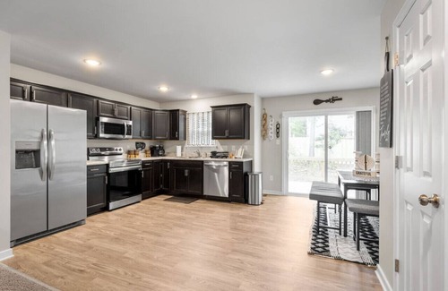 Sandston House | Roomy Getaway: Elevate Your Stay, 6 Mins to RIC!