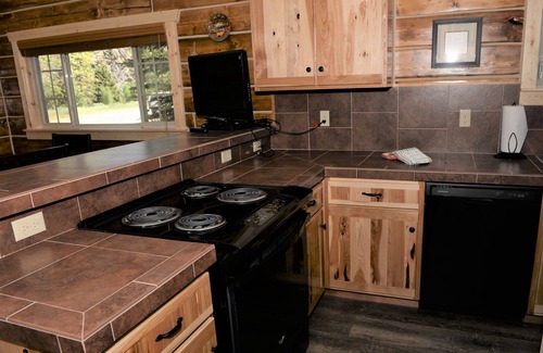 Almont Cabin | Roomy Taylor Canyon Cabin With Private Fishing Access