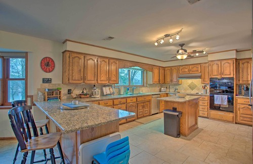 Berryville House | Roomy Texas Lake Retreat w/Private Boat Ramp