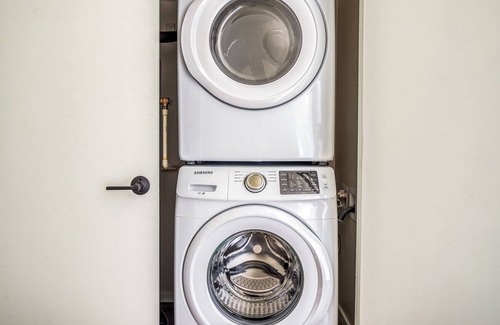 University Park Apartment | Roomy University 2BR w/ W/D, Roof Deck, next to U of D, by Blueground