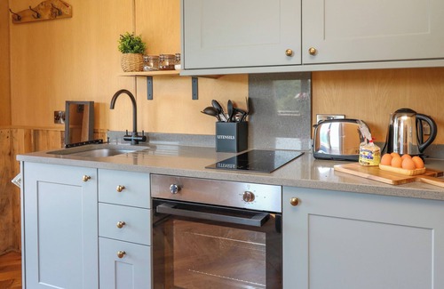 Rhayader Cottage | ROOSTER'S REST, pet friendly, with hot tub in Rhayader
