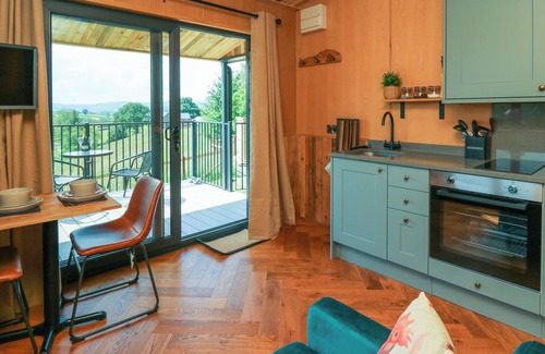 Rhayader Cottage | ROOSTER'S REST, pet friendly, with hot tub in Rhayader