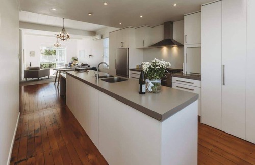 Fitzroy House | Rophia Retreat: Family Bungalow in New Plymouth