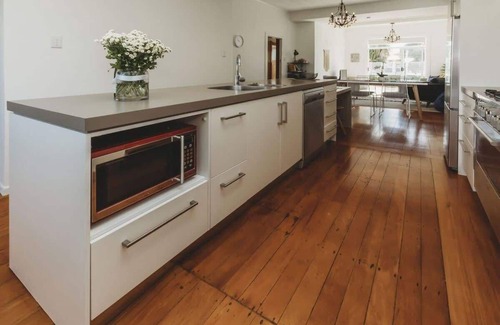 Fitzroy House | Rophia Retreat: Family Bungalow in New Plymouth
