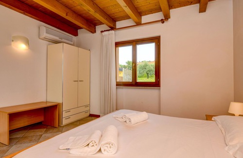 Moniga del Garda Resort | Rosa dei Venti: 1 bedroom std, lake view apartment, 2 pools, central location