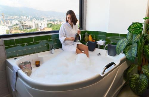Estadio Apartment | Rosa Negras Cozy Stadio Suite with Jacuzzi