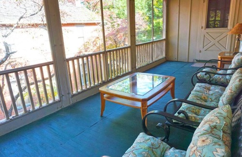 Coshocton Apartment | Roscoe Retreat in Heart of Historic Roscoe Village