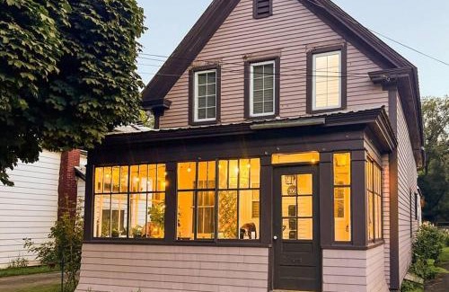 Fredericton Apartment | Rose All Day Downtown Mins to Hospital