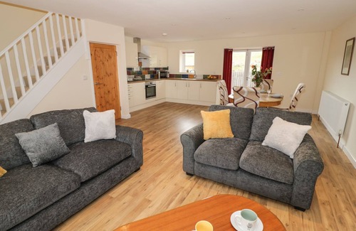 Ardens Grafton Cottage | ROSE COTTAGE, family friendly, with a garden in Welford-On-Avon