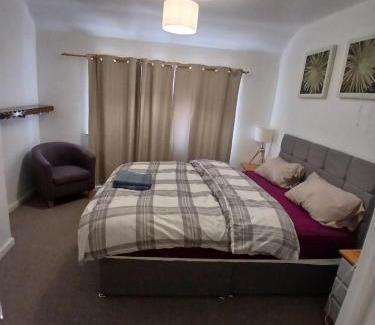 Walsall House | Rose Cottage-4 BED HOUSE FOR CONTRACTORS & FAMILIES Close to M6, J10-NO PARTIES ALLOWED