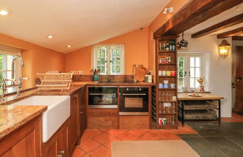 East Portlemouth Cottage | ROSE COTTAGE, pet friendly, with hot tub in Okehampton