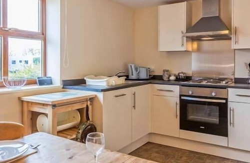 Richmond Cottage | ROSE COTTAGE, pet friendly, with a garden in Caldwell