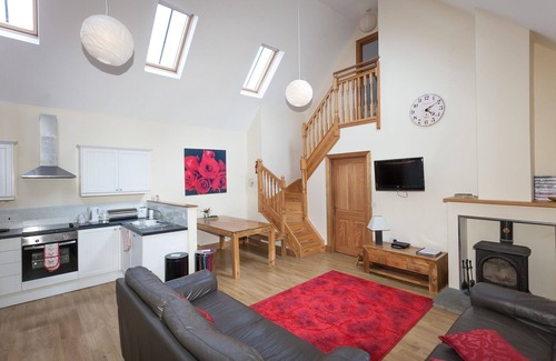 Linlithgow Apartment | Rose Cottage - sleeps 8 guests in 3 bedrooms