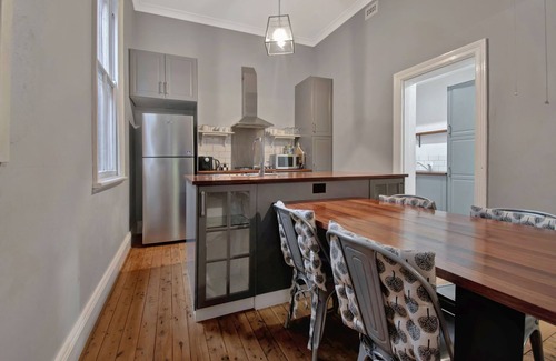 Wagga Wagga House | Rose Cottage - Stroll to CBD, Leafy Setting