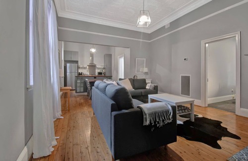 Wagga Wagga House | Rose Cottage - Stroll to CBD, Leafy Setting