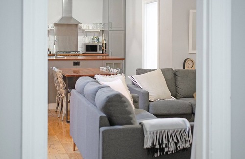 Wagga Wagga House | Rose Cottage - Stroll to CBD, Leafy Setting
