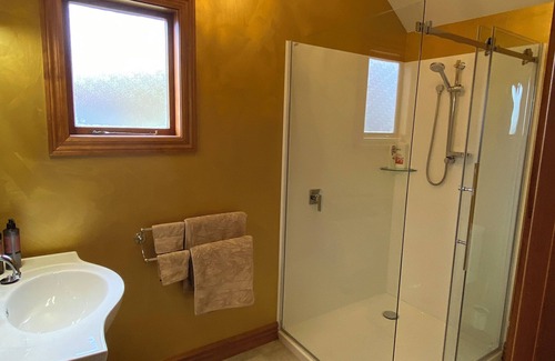 Lowburn Bed & Breakfast | Rose Creek Cottage – Secluded Vineyard Stay with Stunning Mountain Backdrop