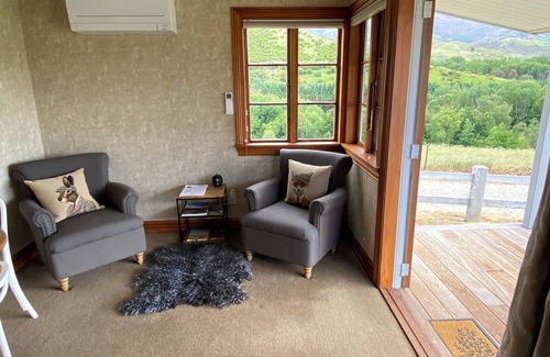 Lowburn Bed & Breakfast | Rose Creek Cottage – Secluded Vineyard Stay with Stunning Mountain Backdrop