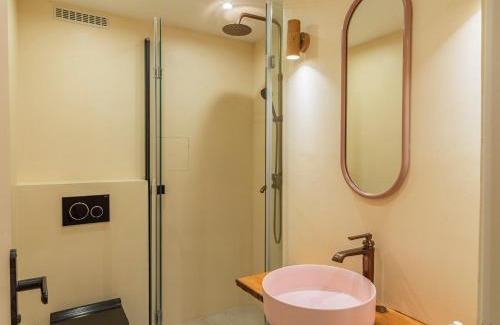 Porte-Dauphine Apartment | Rose & Garden - Eiffel Tower