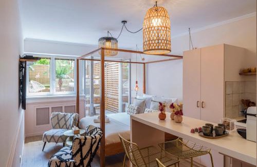 Porte-Dauphine Apartment | Rose & Garden - Eiffel Tower