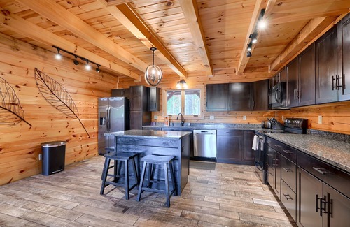 Logan Cabin | Rose Ridge - 8BR/5.5BA Luxury Log Cabin on 25 Acres - Walk to Old Man's Cave!