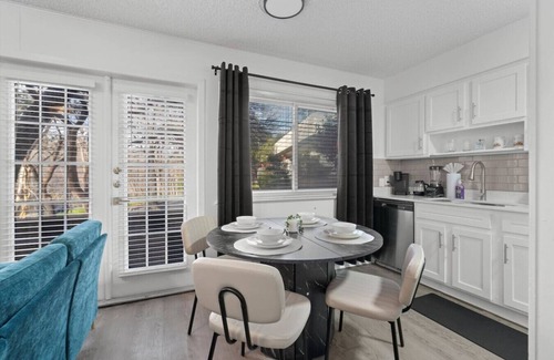 West Campus Apartment | Rose Suite - Sleeps 6!| Great for F1 and Longhorns