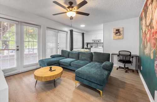 West Campus Apartment | Rose Suite - Sleeps 6!| Great for F1 and Longhorns