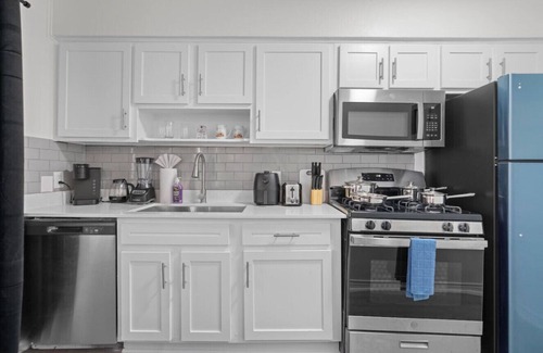 West Campus Apartment | Rose Suite - Sleeps 6!| Great for F1 and Longhorns