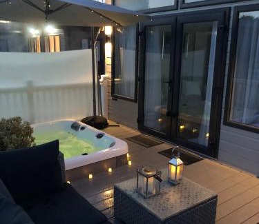 Allerthorpe House | Roseberry Lodge with Hot Tub