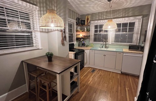 Plaza Midwood House | Rosebud Retreat: Bohemian 3-Bedroom Bungalow In Walkable Historic Plaza Midwood