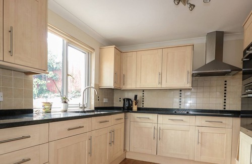 Abergavenny Cottage | ROSEHILL, pet friendly, with open fire in Abergavenny