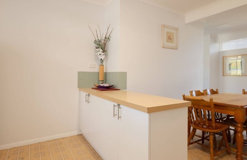 Warrnambool Apartment | Rosella Perch - Stones throw to the Warrnambool Race Course