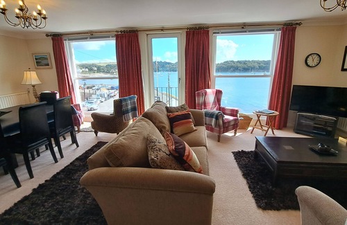 St. Mawes Cottage | Rosemullion - an apartment that sleeps 8 guests in 3 bedrooms
