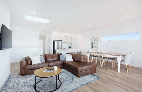 Hayborough House | Rosetta Rise, Sea Views and Walk to Central Victor