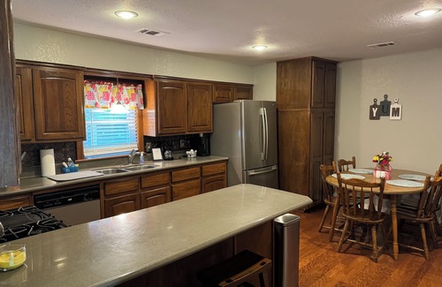 Paris House | Rosewood Cottage…sleeps up to 7!—Cleaning fee included in nightly rate!