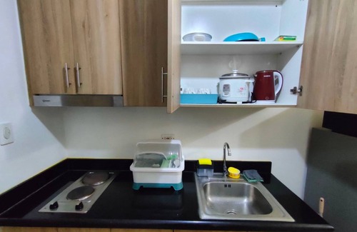 Manila Condo | Rosver Hideaway: Close to MOA a 5 minutes walk!